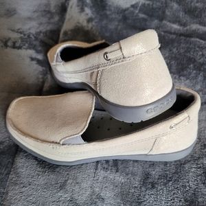 Crocs Wali Shimmer Leather Loafer